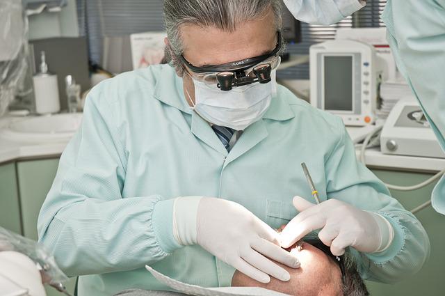 Dentista atentiendo a un paciente con plan dental