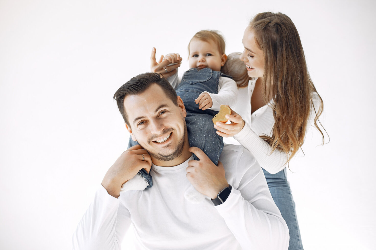 Familia con un seguro de vida tranquilos